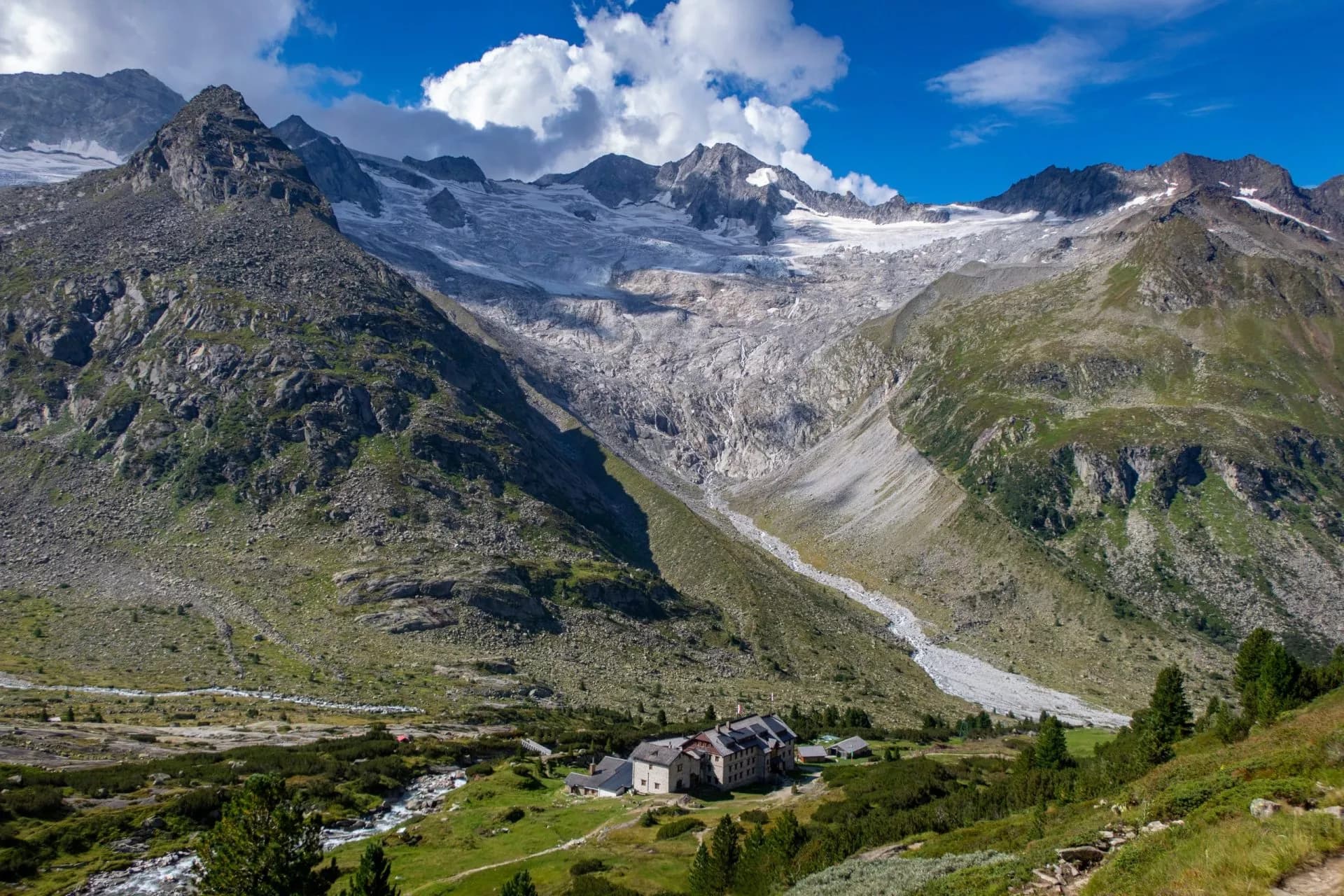 Dresdner Hütte in den Alpen an einem sonnigen Tag
